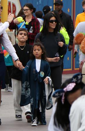 Kim Kardashian z dziećmi w Disneylandzie