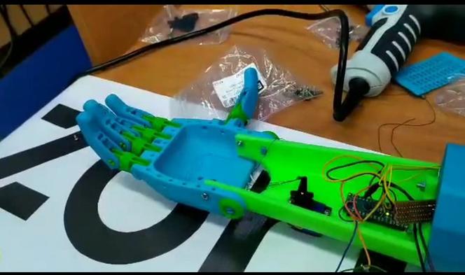 Koledzy wydrukowali Kindze kolejną rękę w 3D
