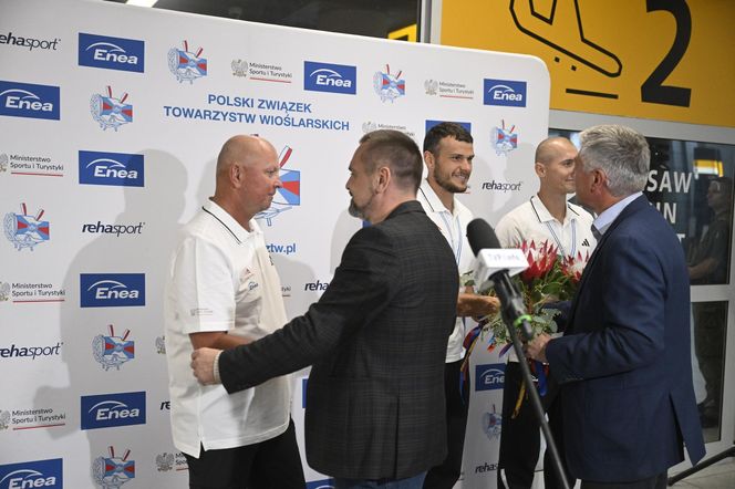 Kibice w szoku! Czekali na siatkarzy, a tu nagle wyszli polscy złoci medaliści