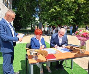 W ścianie budynku powstającego Branżowego Centrum Umiejętności w branży elektroenergetyki zamurowana została także kapsuła czasu