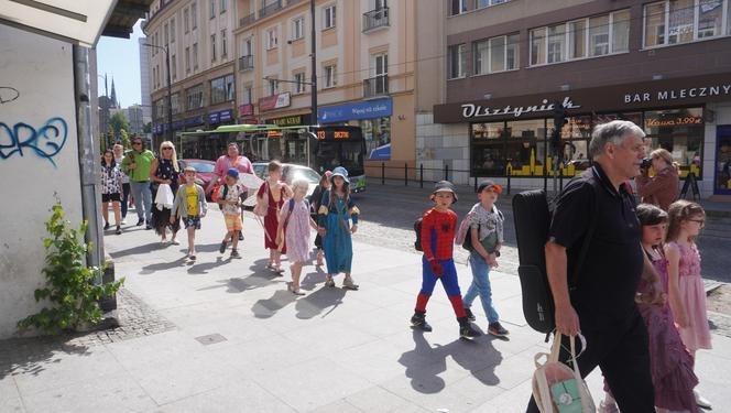  Dni Bajki 2024. W centrum Olsztyna zrobiło się bajkowo. Dzieci przejęły władzę nad miastem [ZDJĘCIA]