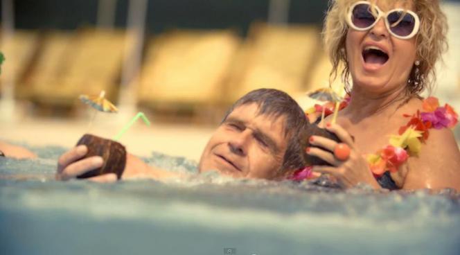 klapsy w rytmie disco.