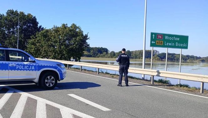 Policjani z Nowego Sącza pojechali w miejsca zalane przez powdódź na Dolnym Śląsku 