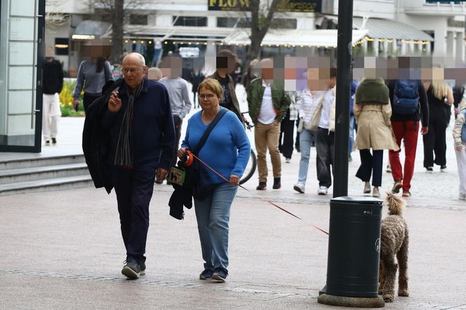 Ilona Łepkowska z mężem i psem na spacerze w Sopocie