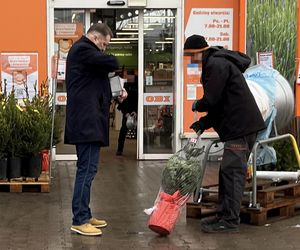 Przemysław Czarnek kupuje choinkę dla wnuka