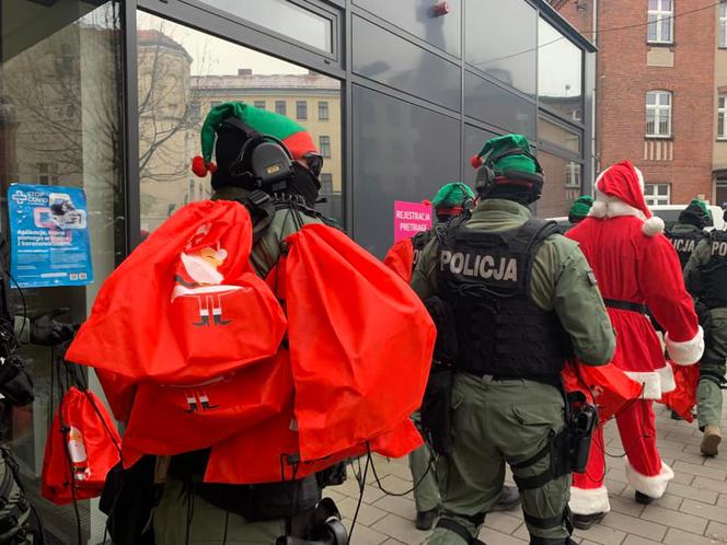 Poznań. Policjanci eskortowali Świętego Mikołaja. Wyjątkowa akcja [ZDJĘCIA]