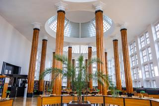 Biblioteka SGH w Warszawie. Zobacz piękne wnętrza perły modernizmu