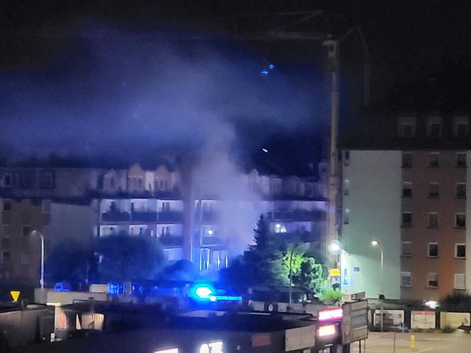 Kłęby dymu nad blokiem, który spłonął w Ząbkach. Co się stało?