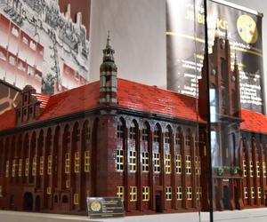 Ratusz Staromiejski z klocków lego. Muzeum Okręgowe w Toruniu prezentuje piękny eksponat