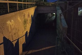 Nieoświetlony tunel pod torami wzdłuż ul. Kolejowej 