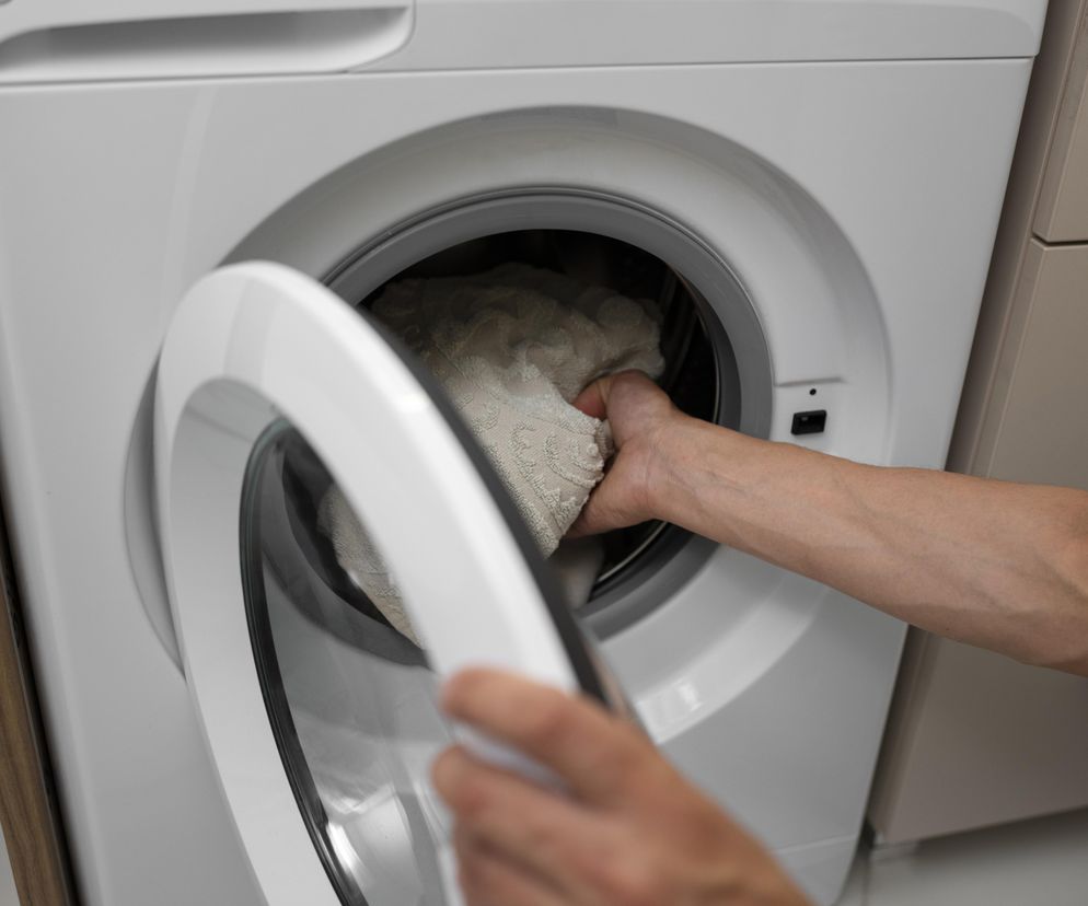 Zostawiasz otwarte drzwi od pralki?