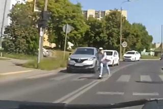 Jechał na deskorolce ulicami Bydgoszczy i wyprzedzał auta. Filmik jest hitem internetu