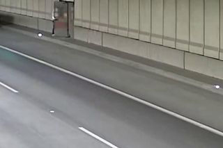 Zadzwonił na numer alarmowy i poprosił o podwózkę. Z tunelu na S2 wywiozła go policja