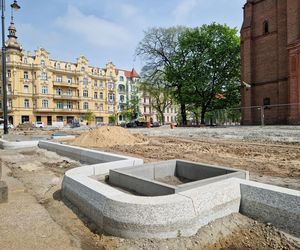 Tak teraz wygląda plac Wolności w Bydgoszczy. Powrót kwiaciarek ponownie opóźniony