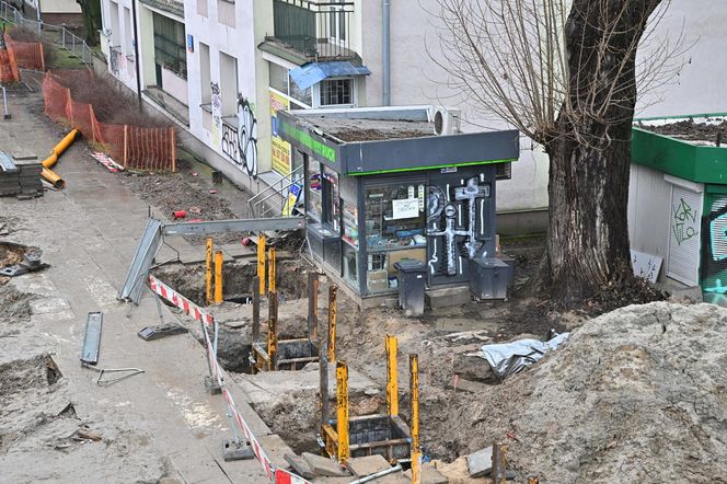 Odgrodzili go od świata. Kiosk jak wyspa na budowie