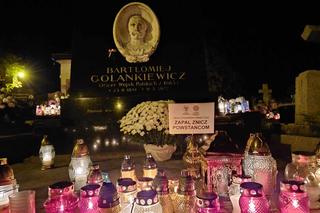 Świąteczne cmentarze po zmroku