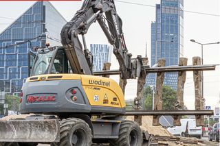 Ruszyły prace na placu Zawiszy. Wszystko rozpkopane, komunikacja na objazdach