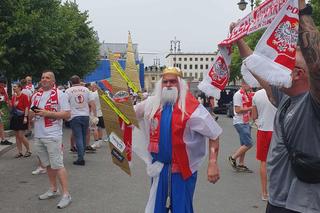 Kibice bawią się przed meczem Polska - Austria