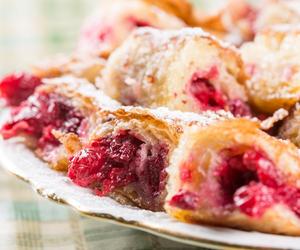 Pyszne drożdżówki z malinami w kilka chwil. Idealna słodka przekąska na każdą okazję