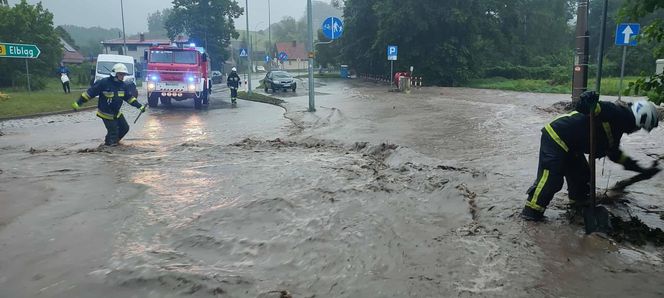Zalane ulice, woda w budynkach. Dramatyczna sytuacja w Suchaczu i Tolkmicku
