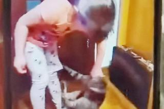 Białopole: 5-latka MALTRETUJE kota. Zachęcała ją opiekunka. Film trafił do sieci. HORROR!