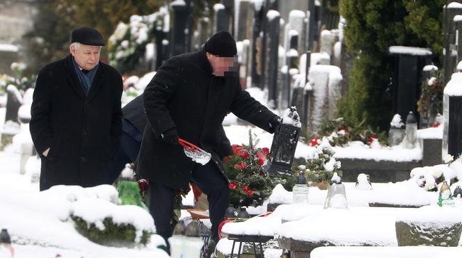 JAROSŁAW KACZYŃSKI NA GROBIE MATKI