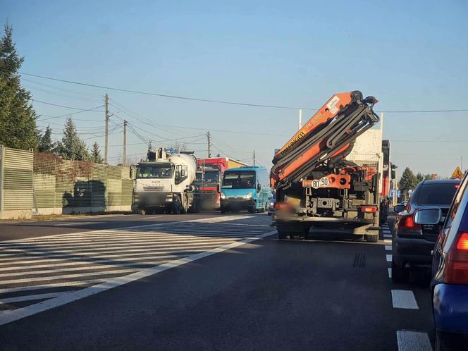 Kabel zawisł nad droga i blokował ruch