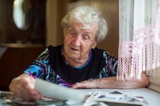 Zanim usłyszą diagnozę mija nawet 4 lata. Demencja może zacząć się dekadę wcześniej