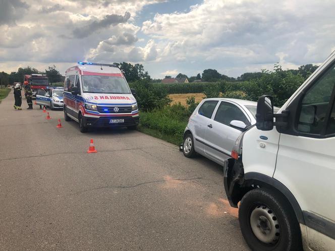 Czołowe zderzenie osobówki z ciężarówką w Pierszycach