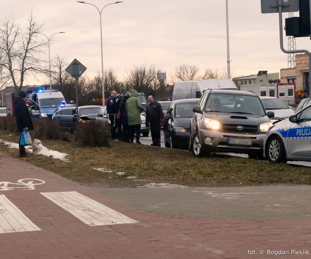Zderzenie czterech aut na ul. Reja w Suwałkach. Jedna osoba w szpitalu. Przez dwie godziny zablokowany był pas ruchu