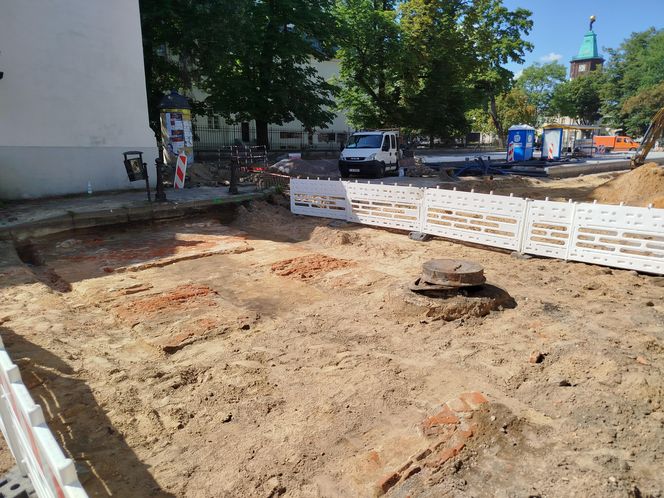 Rozkopanie dużego skrzyżowania odsłoniło fragmenty historii miasta Siedlce