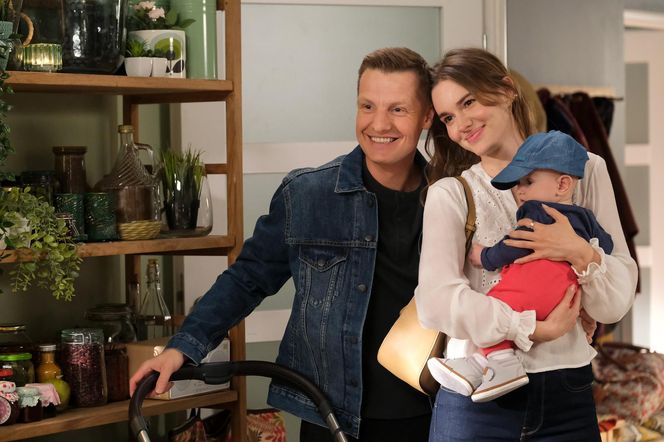 M jak miłość, odc. 1875. Paweł (Rafał Mroczek), Franka (Dominika Kachlik), Antoni Lucjan (Mark Myronenko)