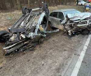 Dramatyczny wypadek. Samochody zderzyły się czołowo. Jedna osoba zakleszczona we wraku