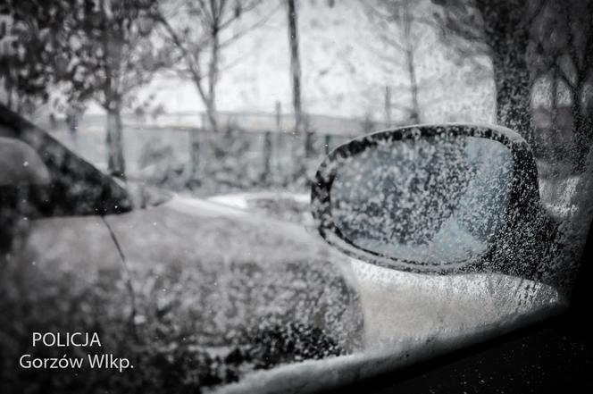 Gorzów. Zostawiła syna w lodowatym aucie i poszła na zakupy. Dziecko niemal zamarzło!