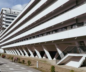 Sanatorium Równica w Ustroniu. Potężny betonowy okręt wśród piramid i gór