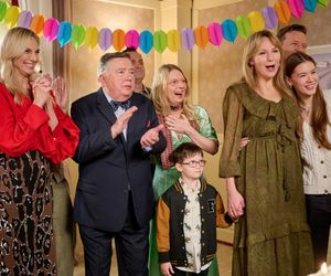 Na Wspólnej, odc. 4000. Włodek (Mieczysław Hryniewicz), Monika (Sylwia Gliwa), Renata (Marta Jankowska), Ludzik (Gustaw Marczak), Żaneta (Anna Guzik), Mania (Zuzanna Kaszuba), (Mariusz Słupiński), Wojtek (Wojciech Błach)