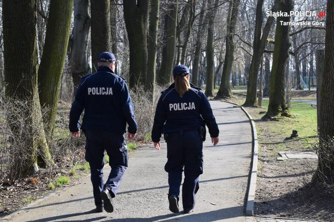 Policjanci czujni w dobie epidemii. Tak patrolują ulice miast Śląska i Zagłębia [ZDJĘCIA]