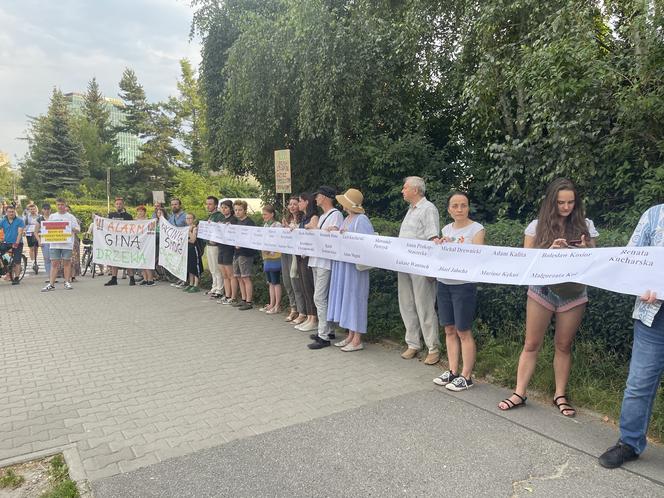 Protest mieszkańców przeciwko wycince drzew pod budowę linii tramwajowej do Mistrzejowic.