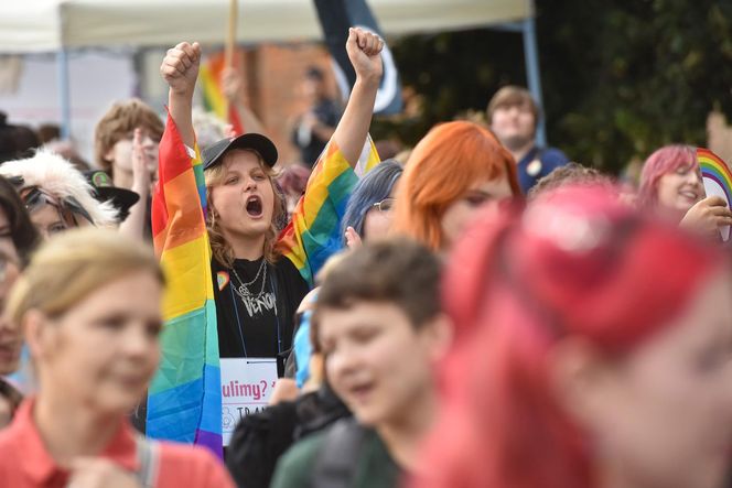 VI Toruński Marsz Równości. Przeciwnicy modlili się w centrum