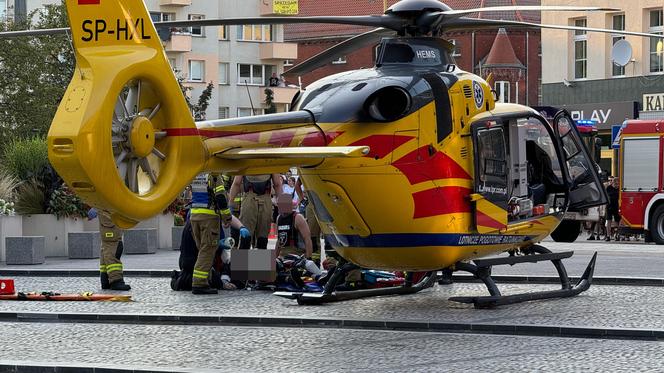 Mężczyzna nagle zasłabł i upadł. Ratownicy stoczyli heroiczną walkę o jego życie