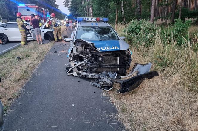 Radiowóz na sygnale wbił się w osobówkę! Groźny wypadek pod Lesznem 