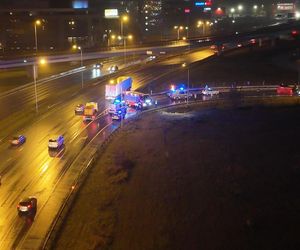 Matka nie żyje, w aucie dzieci. Śmiertelne dachowanie w Warszawie