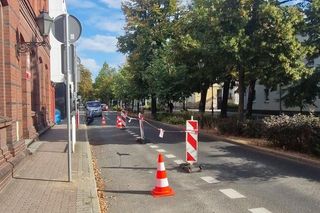 ​„Pocałuj i jedź”. Przy szkołach w Lesznie powstają specjalne strefy dla kierowców