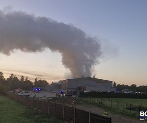 Bochnia. Magazyn i składowisko opon stanęły w ogniu