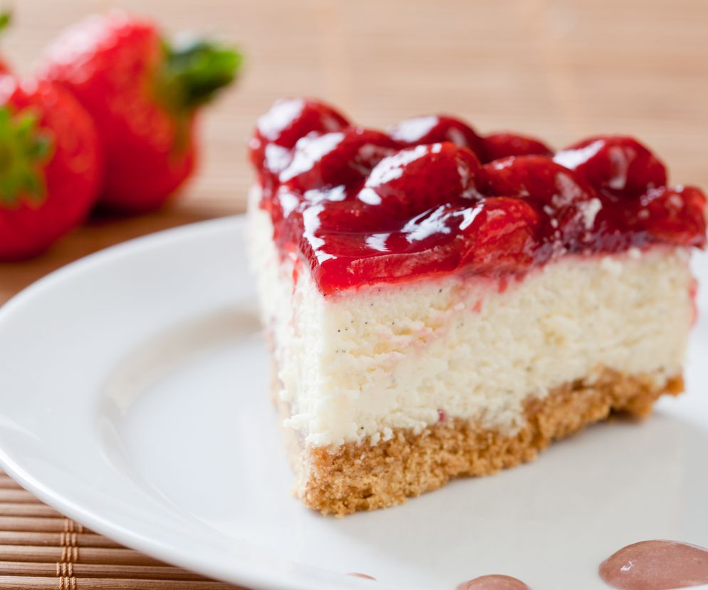 Sernik z truskawkami - jak zrobić? [przepis]