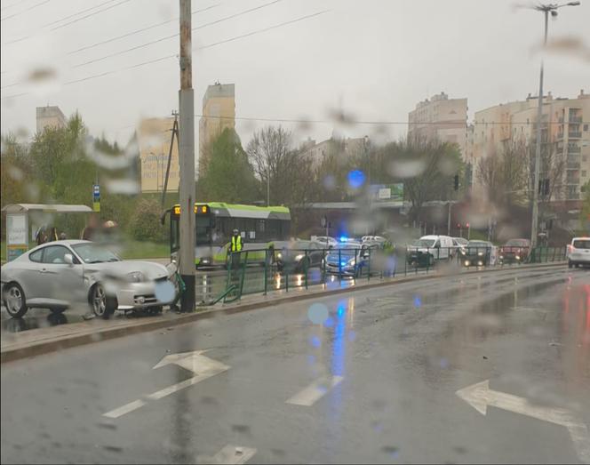 Olsztyn. Wypadek na ul. Synów Pułku. Samochód osobowy zderzył się z autobusem. Droga zablokowana