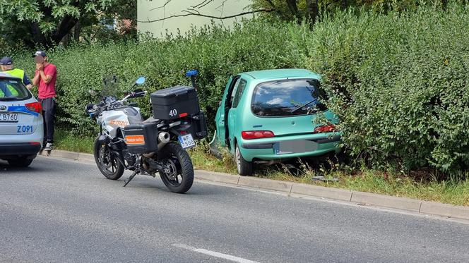 Uderzył w miejski autobus i uciekł. W trakcie pościgu zderzył się z kolejnym autobusem 