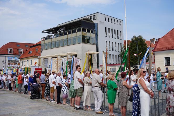 Boże Ciało 2024. Tłumy wiernych przeszły w procesji ulicami Białegostoku