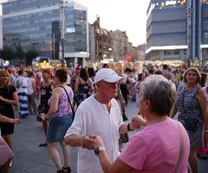 Potańcówka przed Teatrem Śląskim w Katowicach