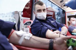 Akcja krwiodawstwa przed komendą wojewódzką. Policjanci oddali blisko 10 litrów krwi! 